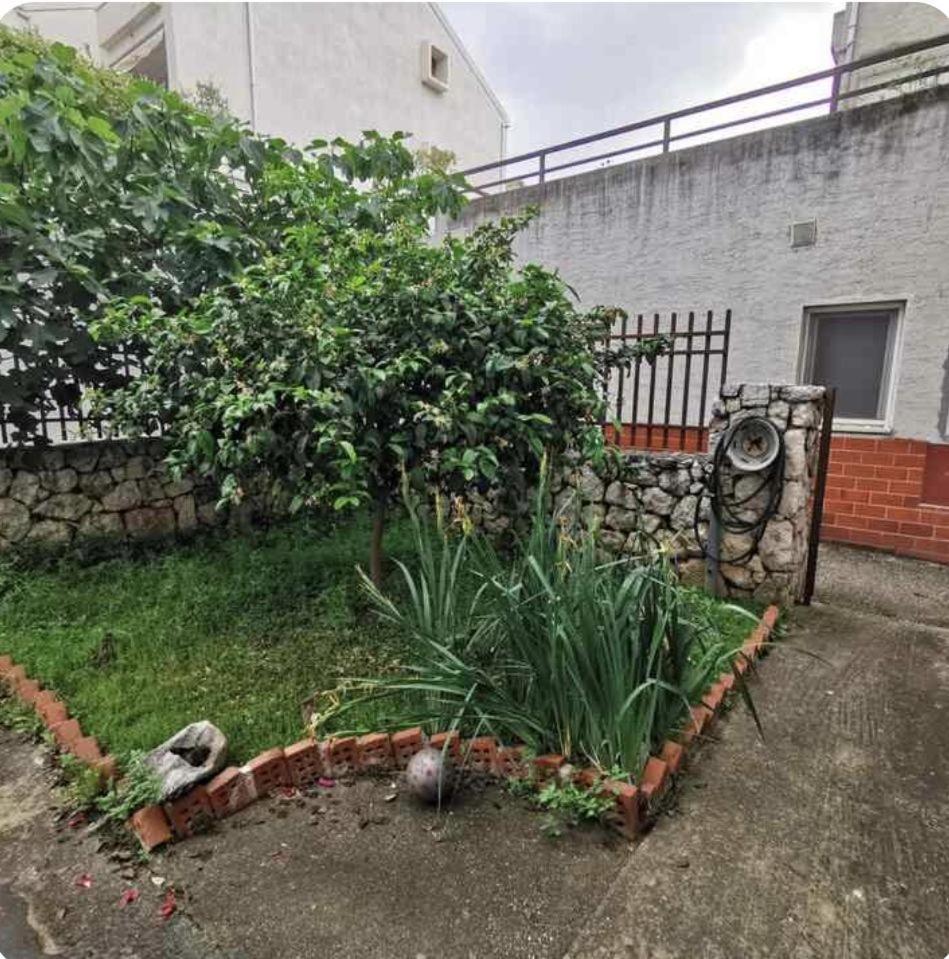 With Garden Split